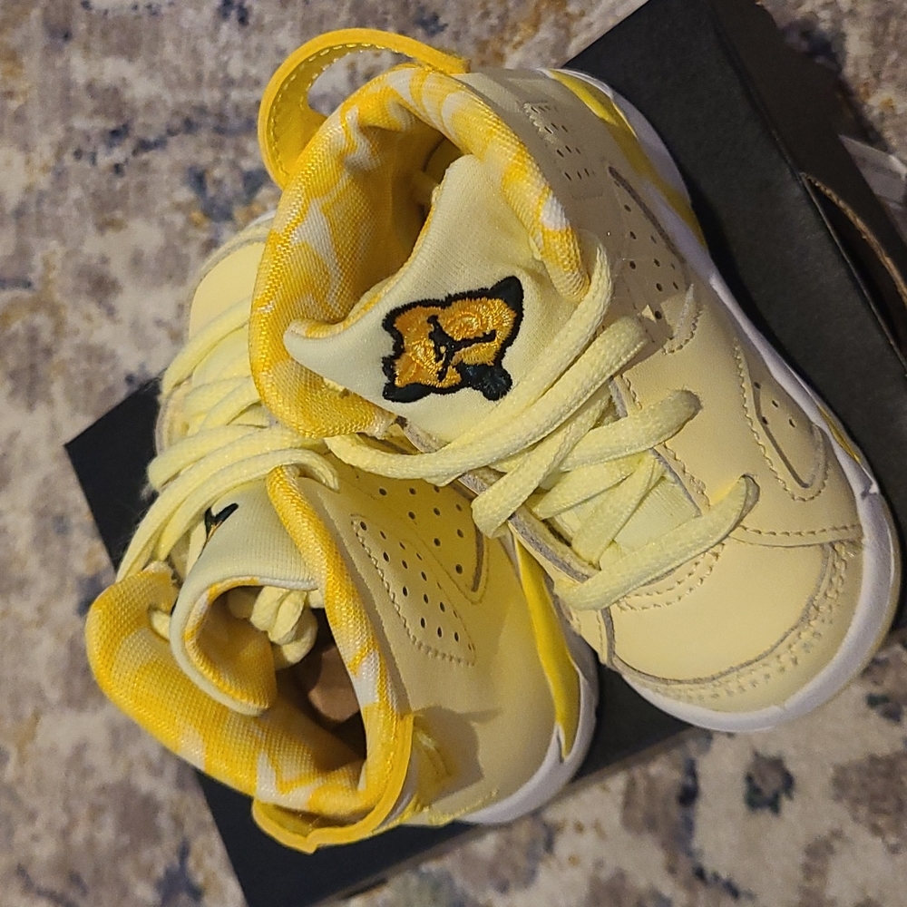 Baby Jordan's yellow size4c